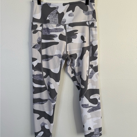 ZYIA Pants - Zyia Active Camo High Rise Leggings 6-8 Athletic Workout